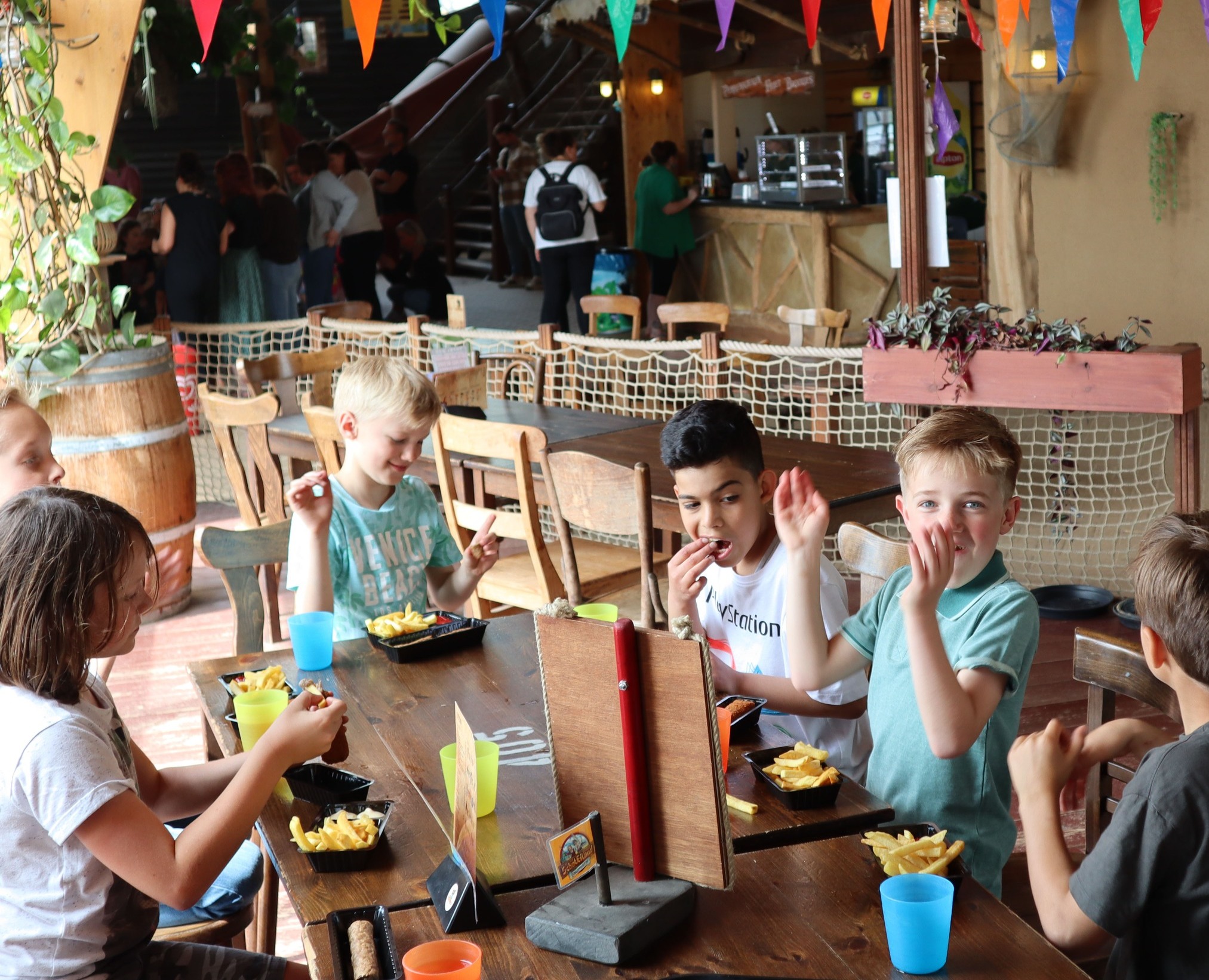 patat etende kinderen tijdens kinderfeestje bij schateiland zeumeren
