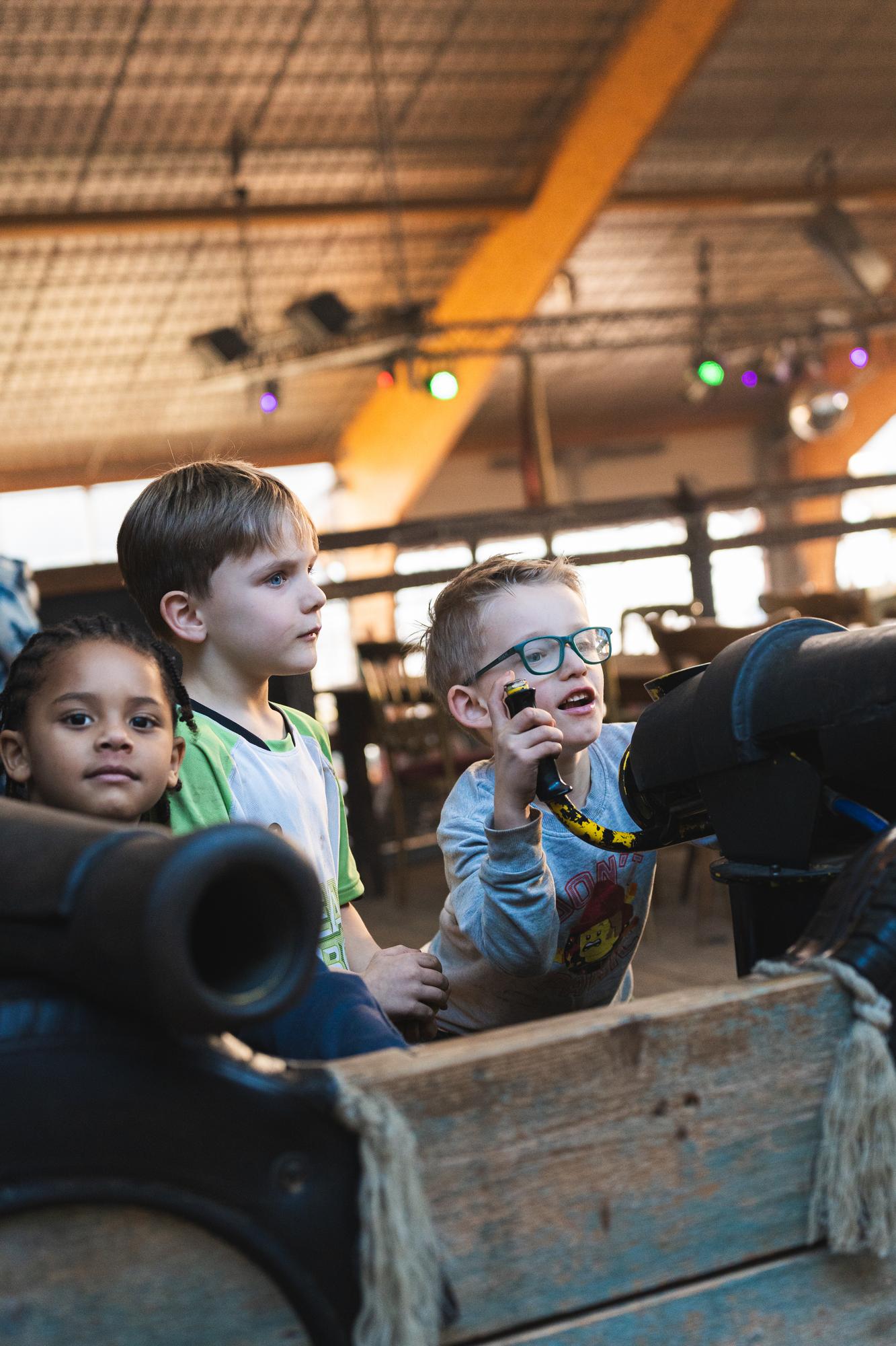Spelende kinderen schoolreis schateiland zeumeren