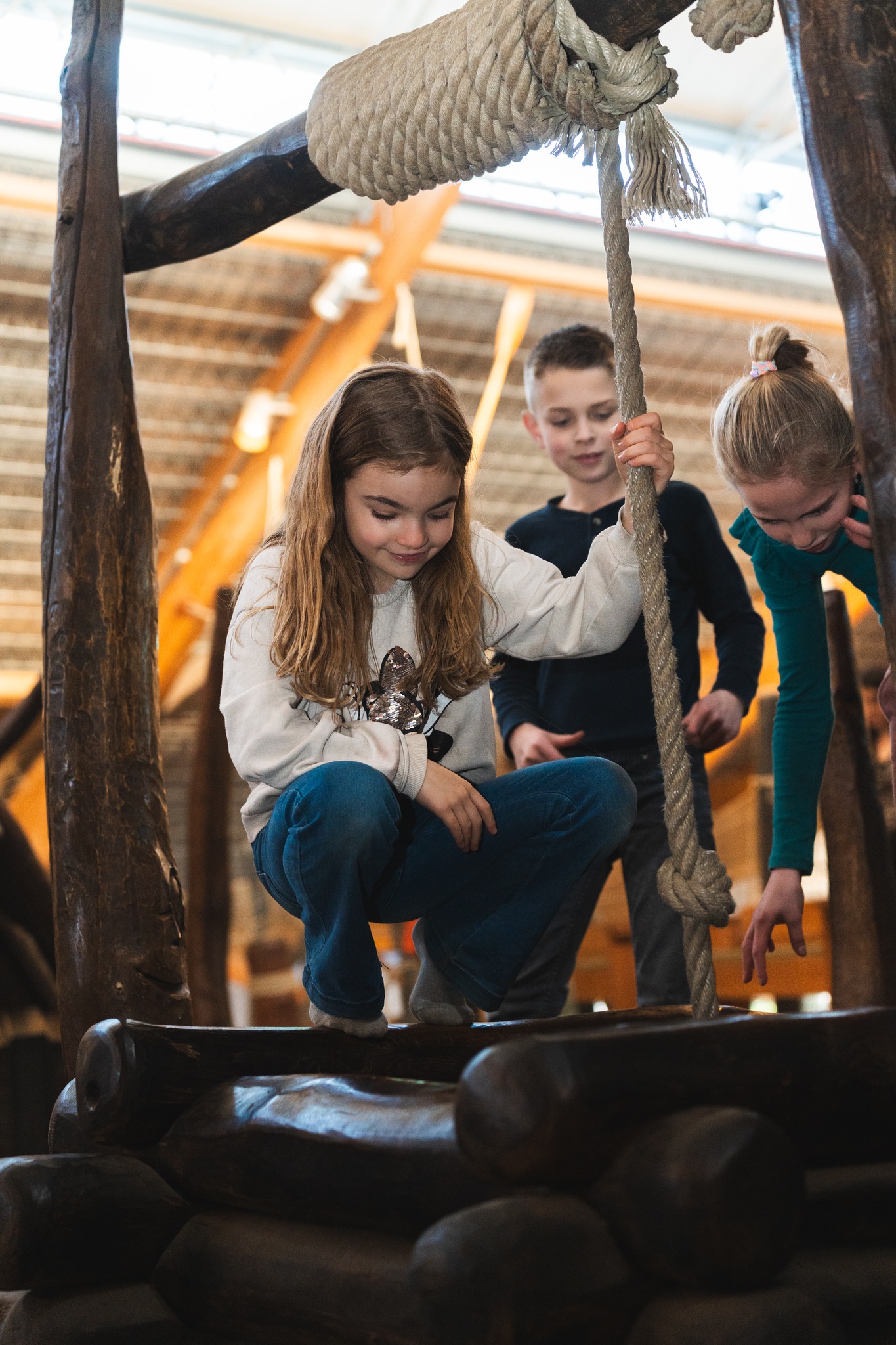 kind speelt met de zandtovenaar schoolreis schateiland zeumeren