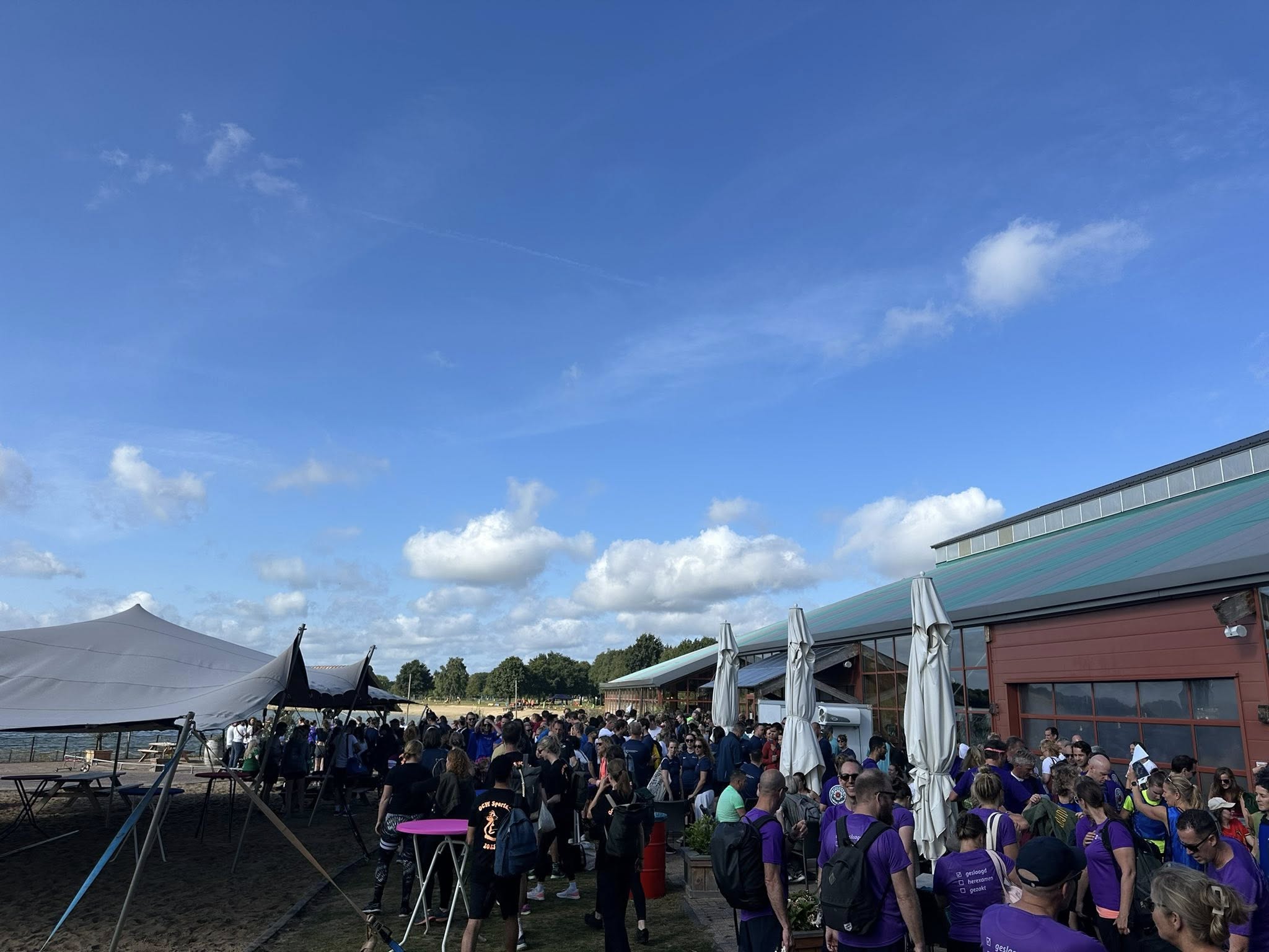 Vastgelopen schip op strand