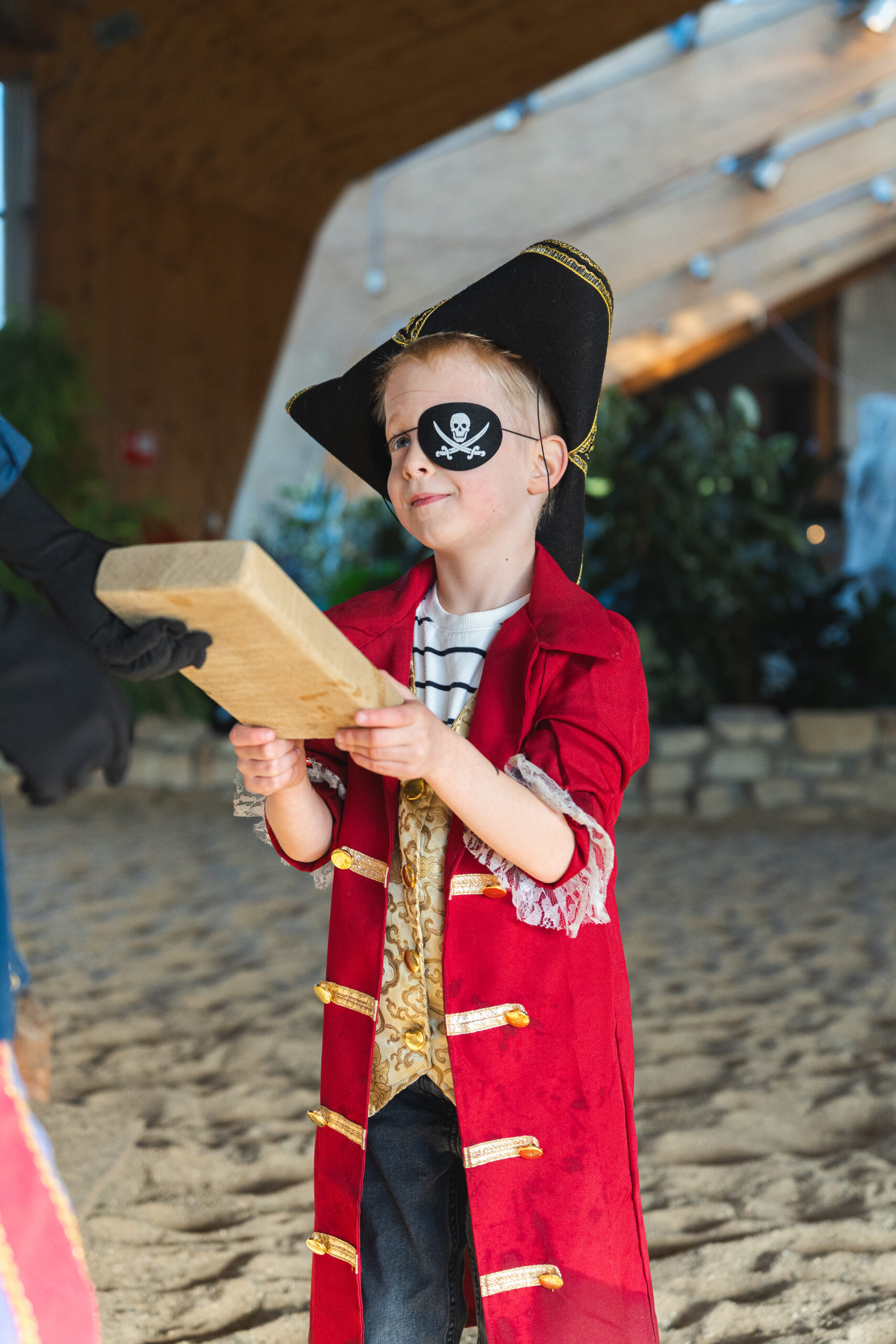 Kind spelend als piraat bij Schateiland Zeumeren