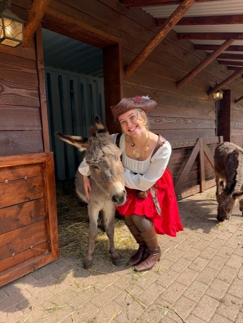 Spelende kinderen gaan van de glijbaan in speelparadijs schateiland zeumeren